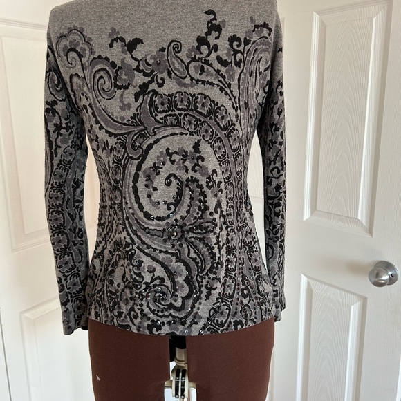 Deep V front, light weight paisley patterned sweater. - Picture 7 of 8